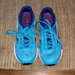 Girls size 3.5 Mizuno Shoes